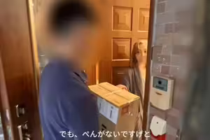 FC2-PPV-4726082 8/1迄半額！！【無修正】デリバリー配達員を誘惑して即セックス！朝の家事を終えた奥様の楽しみといえば、昼下がりの中出しの猥褻な時間。
