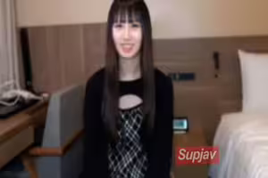 FC2PPV 4838166 [無碼] 一位幹凈利落的黑發美女！她閃亮的眼睛和向上仰望的眼神，在口交時顯得格外可愛！齊劉海！雖然她很可愛，但她有點變態，會吞下精液。附贈高清視頻