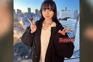 FC2PPV 4844878 【27迄1090pt】【初撮】【潮吹】Hカップ色白の天然美巨乳ムスメ。「あぁイク！」巨根に豊満ボディーをしっかり教育され、 喘ぎながら何度も痙攣。ピクピクして感度抜群な敏感マンコに中出し。