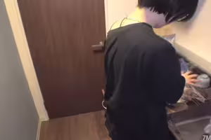 fc2-ppv 4842726 【男朋友對不起】去他家玩時，發現他在為我做便當，所以打擾到他了，結果就想做了，於是當場來了一次。