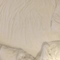 樣子有點2的哥們和姘頭酒店開房做愛上帝視角拍攝發給朋友看炫幸福這姘頭的白虎逼還不錯乾淨