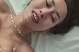 火辣女学生在度假饭店和大肉棒疯狂做爱精液射的全身都是-AminaViktor