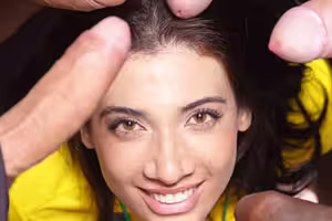 Emily Pink inaugurates the World Cup with a gangang