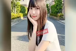 FC2PPV 4843510 超女神的後裔 19歲的惡魔美人，淫蕩程度SSS級。一場極端的性愛遊戲，甚至讓男人用振動器射精。包含約1小時的高質量母帶錄像。