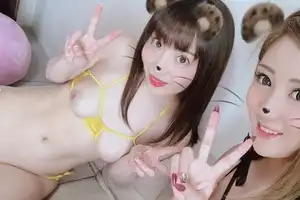 FC2PPV-1059795 （モザイク有り）【4/7まで】5P乱交・個人撮影MAX】美容室勤務のおしゃれ女子二人が、ナンパ部屋に連れ込まれてもみくちゃ5P乱交ハメ撮り！エロコスSEXにテンションあげあげ、無限絶頂で