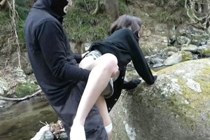 fc2-ppv 3244884 [野外/中出] [Part 1] 苗條的美人妻不還手就逃跑，帶她上山無法形容，就留給大家想像吧FC2-PPV -3244884