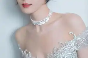 同樣是藍色妖姬,為何迪麗熱巴的好看,難道是因為娃娃臉? 同樣是藍色妖姬,為何迪麗熱巴的好看,難道是因為娃娃臉?