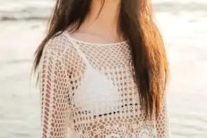 李沁一身藍色長裙化身海的女兒,美麗動人。 李沁一身藍色長裙化身海的女兒,美麗動人。