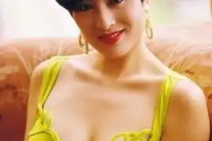 张敏28年后再扮赵敏回眸,穿白色古装持扇骑马,玉树临风风采依旧 ... 张敏28年后再扮赵敏回眸,穿白色古装持扇骑马,玉树临风风采依旧 ...