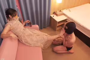fc2-ppv 4975129 【無修正×個人拍攝】★痴女系列★被S女王老婆用腳餵食的M男孩，能成為女王陛下的「屁股」嗎？ | FC2電子市場