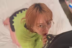 fc2-ppv 4948560 一個很可愛的女大學生，穿著便衣，cosplay，竭盡全力服侍我，我就用中出和射精的方式回報她| FC2電子市場