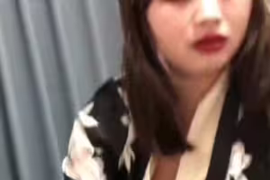 水性扬花的人妻趁老公出差叫小狼儿家里口爆吃精
