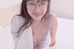 太嘈被投诉超高清小穴全打开睡衣眼镜娘脚胶光头仔曾强-MacyChan